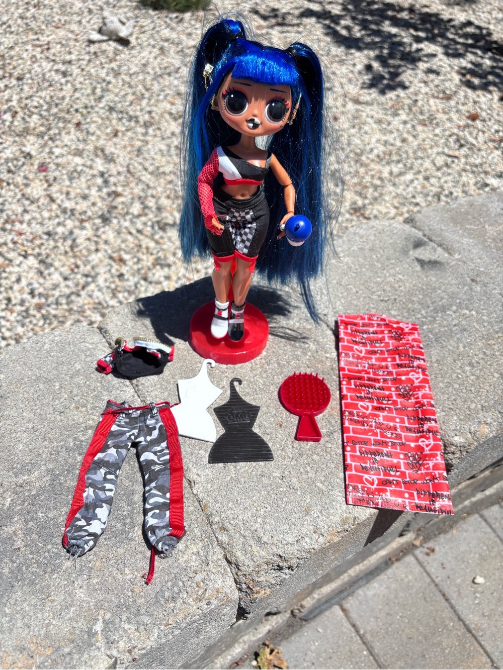LOL Surprise OMG Series 2 DOWNTOWN BB Doll Blue Hair Clothes Accessories Stand